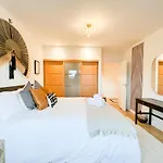 Lovely 2 Bed Duplex Apartment With Hydro Views